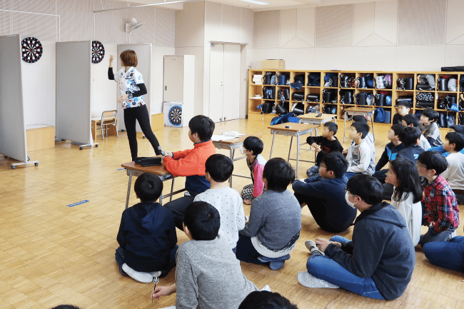 プロダーツ選手が横浜の小学校を訪問 ヒーローの登場に沸く児童たち